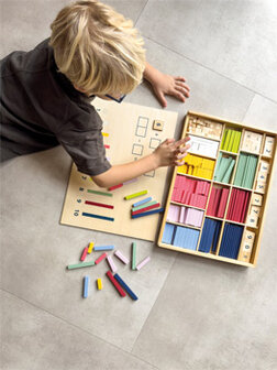 Houten leerbox met rekenstaven en rekenblokjes - Montessori leermateriaal