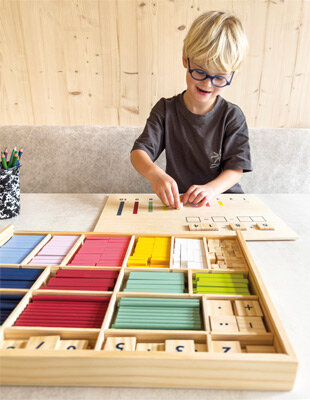 Houten leerbox met rekenstaven en rekenblokjes - Montessori leermateriaal